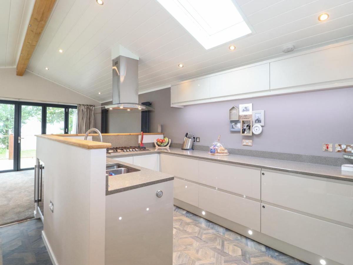 Loubi'S Lakeside Lodge Windermere Bagian luar foto