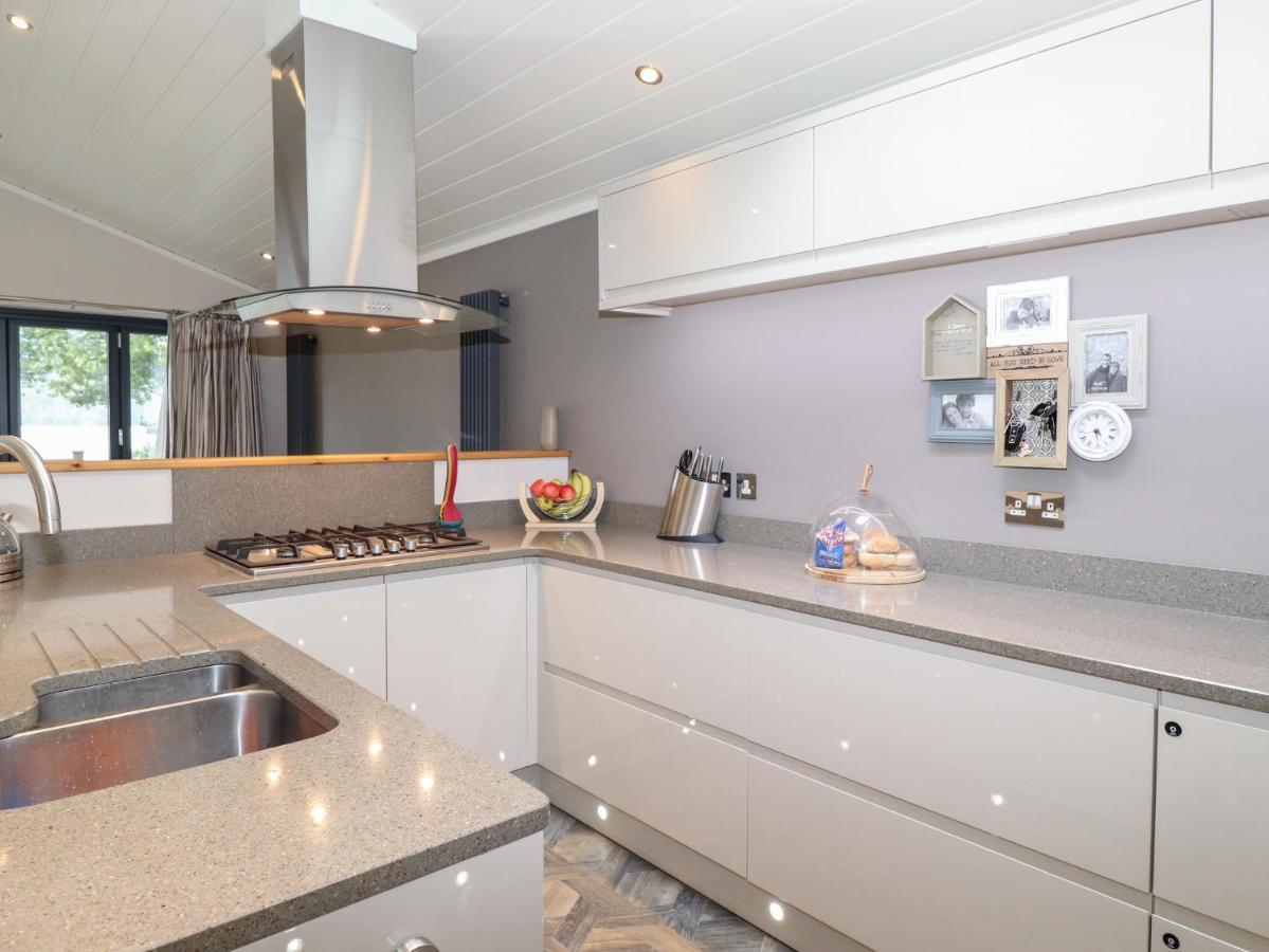 Loubi'S Lakeside Lodge Windermere Bagian luar foto